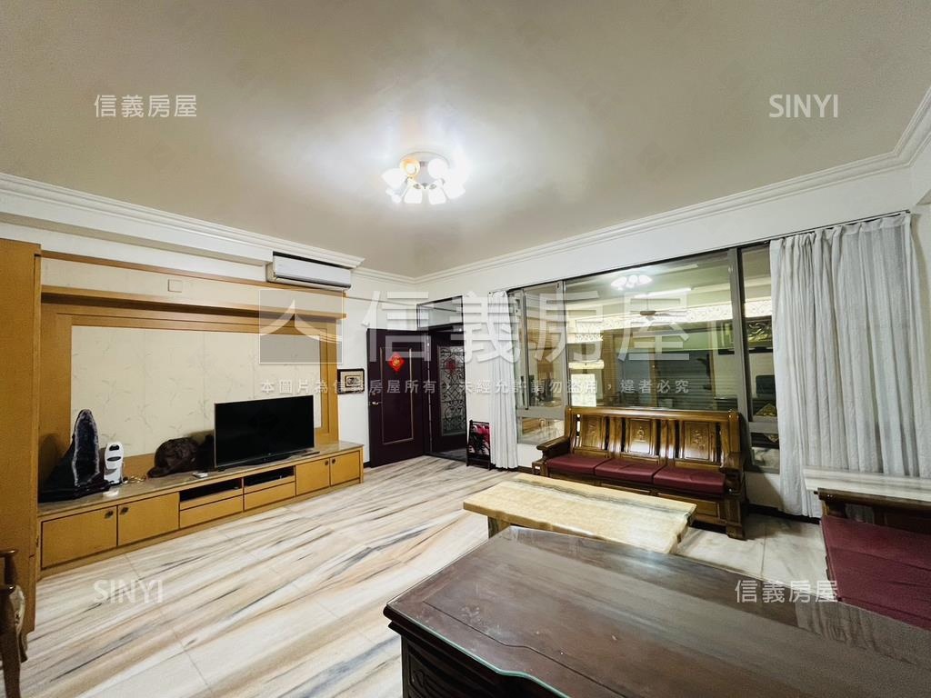 鳳山大地坪面寬稀有雙車墅房屋室內格局與周邊環境