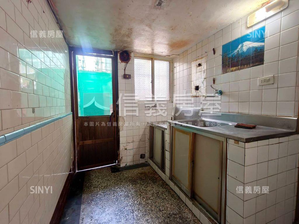 瑞隆商圈面寬店住公寓一樓房屋室內格局與周邊環境