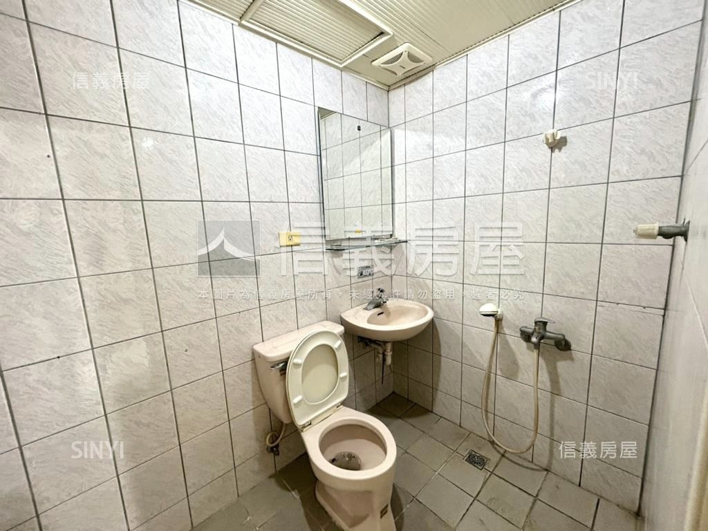 西區模範街電梯套房附車位房屋室內格局與周邊環境