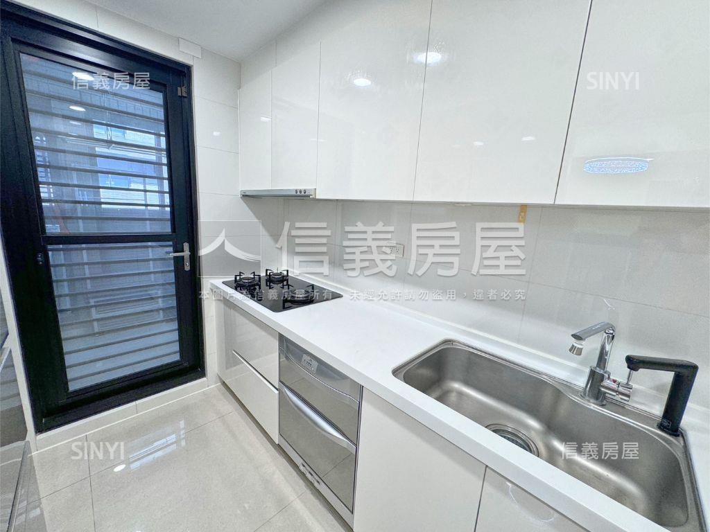 雲世紀Ａ區精裝二房平車房屋室內格局與周邊環境