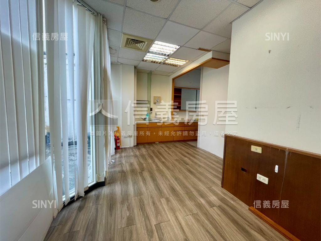 西屯路三段顯眼店面房屋室內格局與周邊環境