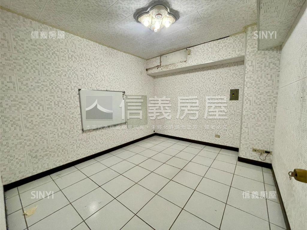 西屯路三段顯眼店面房屋室內格局與周邊環境