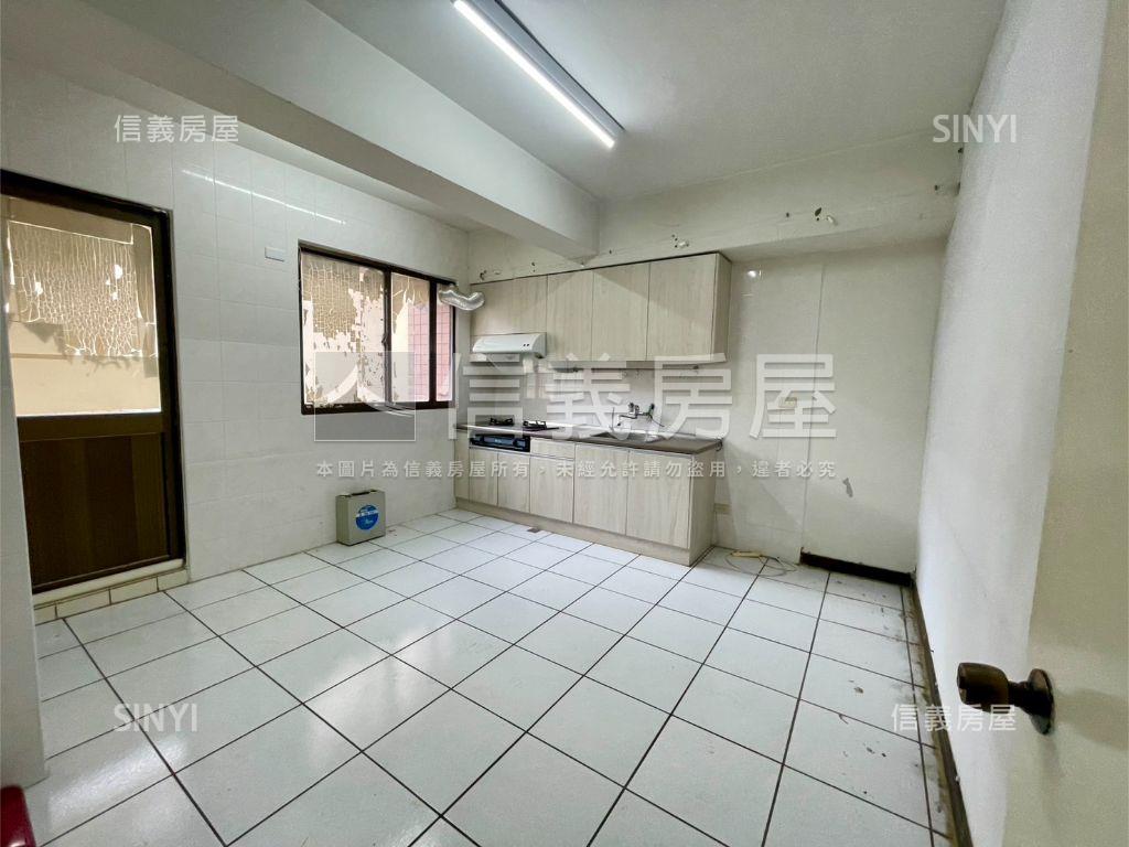 西屯路三段顯眼店面房屋室內格局與周邊環境