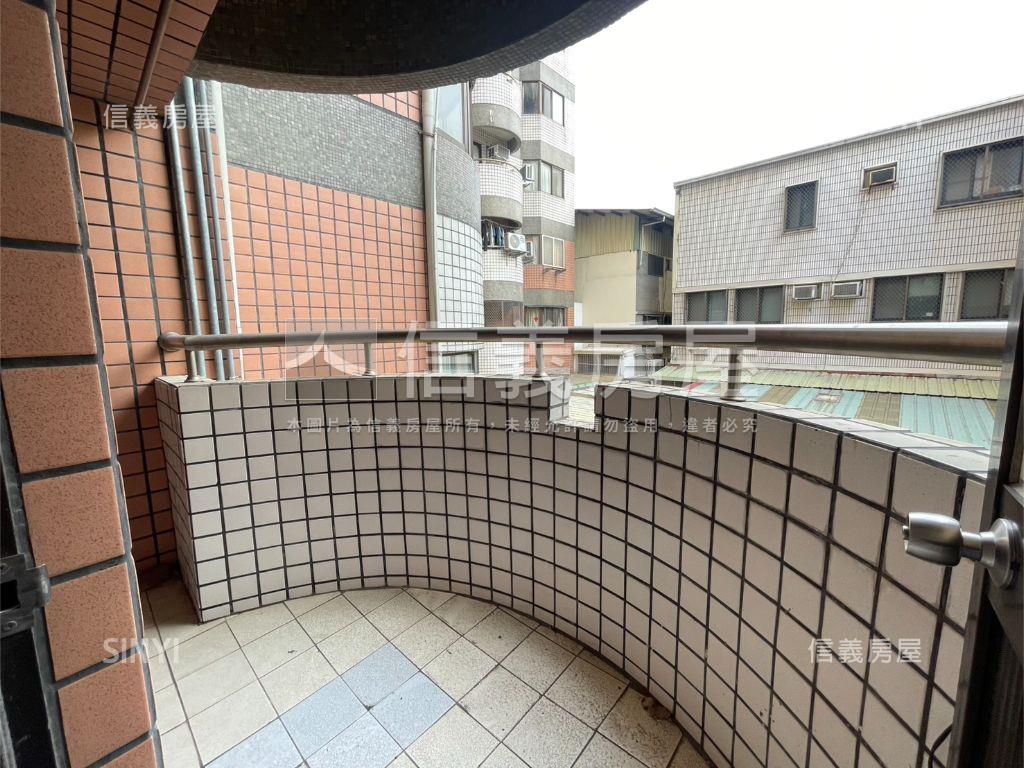 西屯路三段顯眼店面房屋室內格局與周邊環境