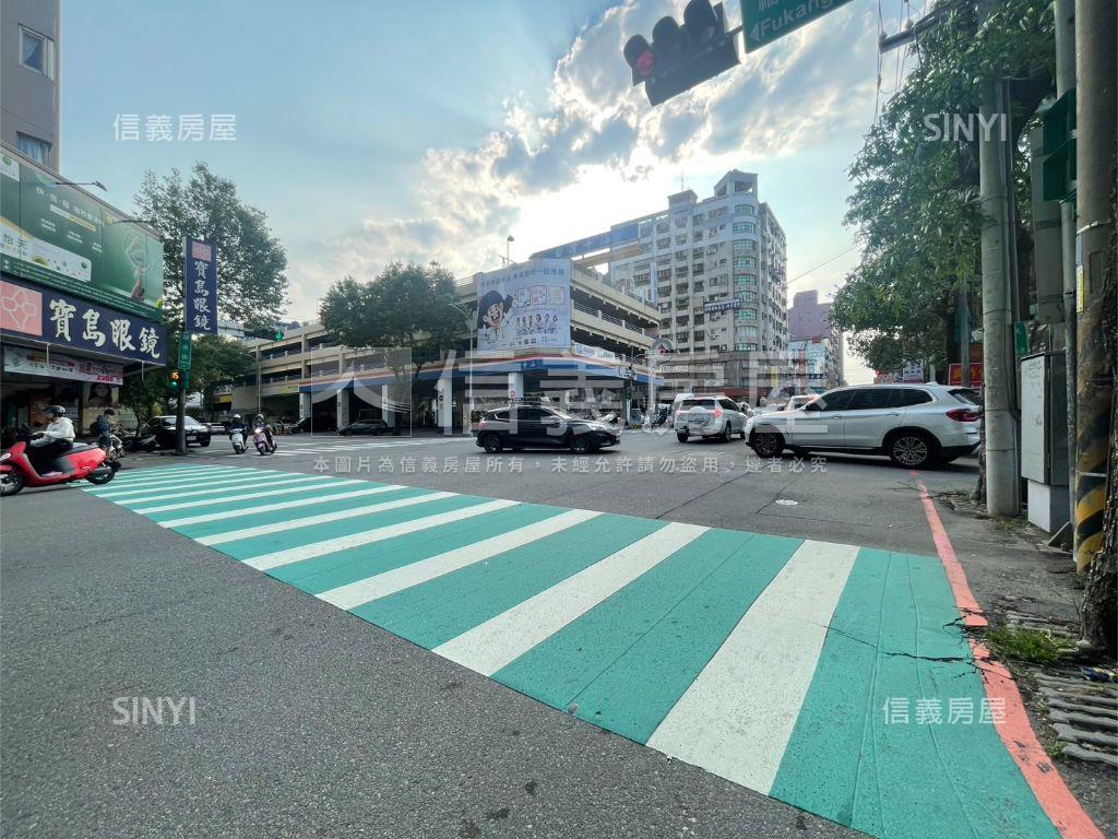 西屯路三段顯眼店面房屋室內格局與周邊環境