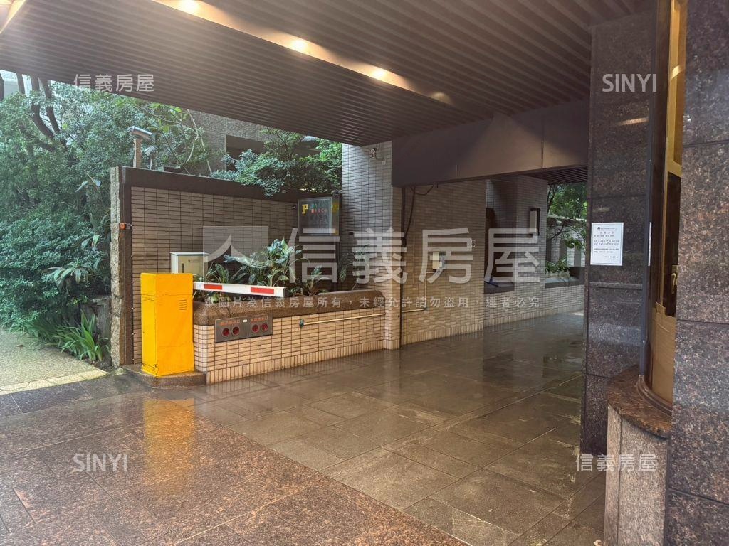 仁愛路稀有塔式車位房屋室內格局與周邊環境