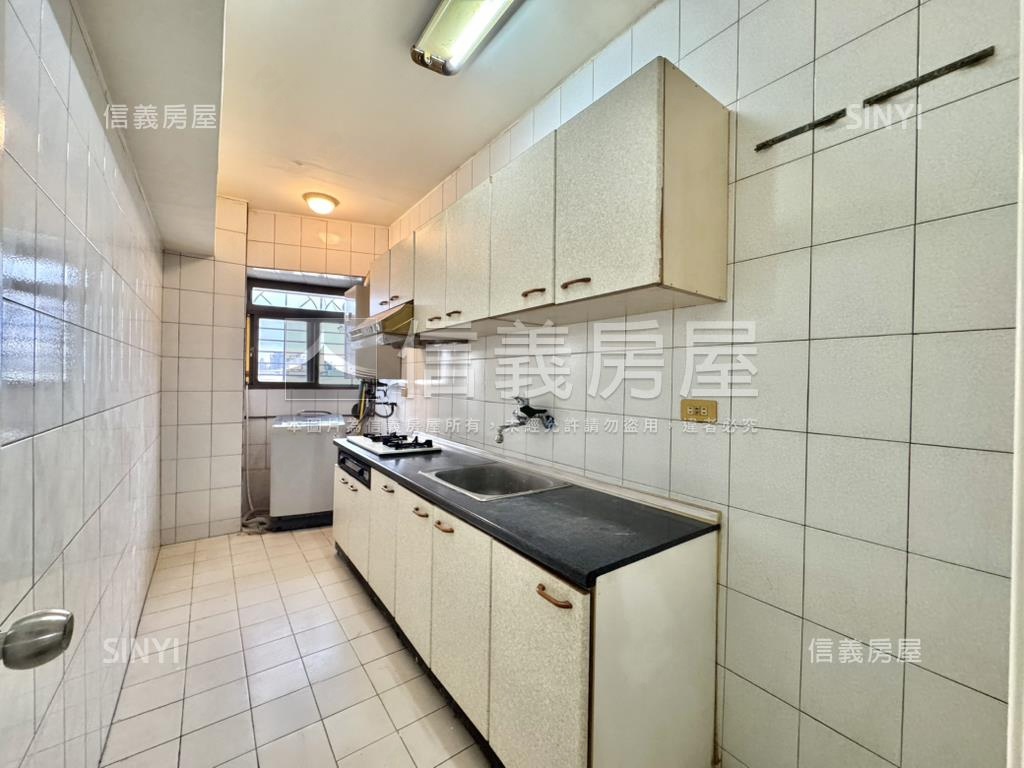 輕軌旁近英明市場翻新兩房房屋室內格局與周邊環境