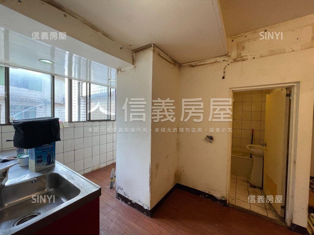 近車站便利電梯華廈房屋室內格局與周邊環境