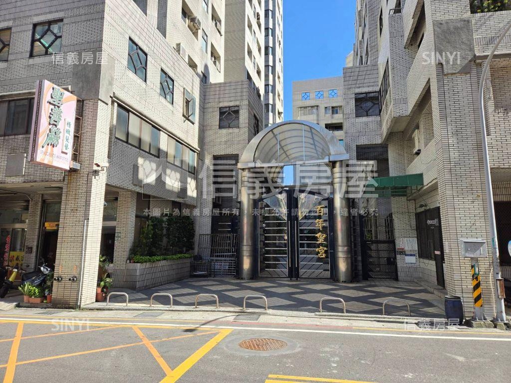 近中路和市府商圈百坪店面房屋室內格局與周邊環境