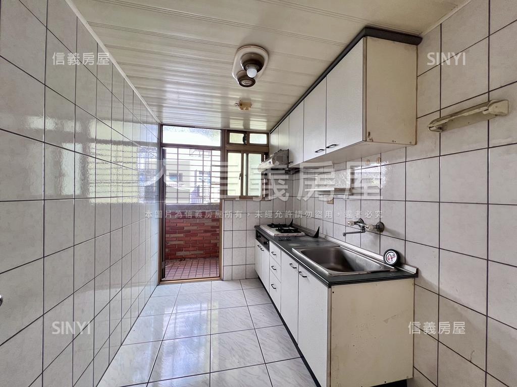 鴻旗名邸三房平面車位房屋室內格局與周邊環境