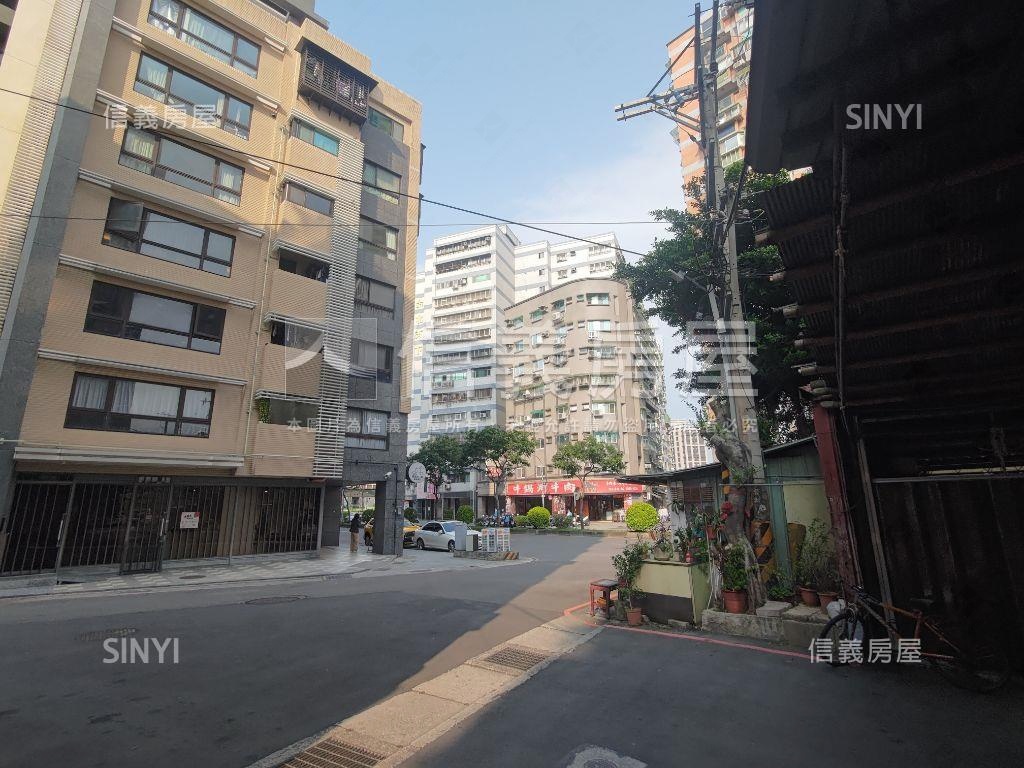 電梯大兩房。屋齡約９年房屋室內格局與周邊環境