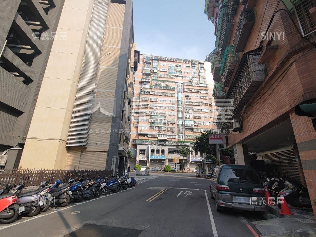 電梯大兩房。屋齡約９年房屋室內格局與周邊環境