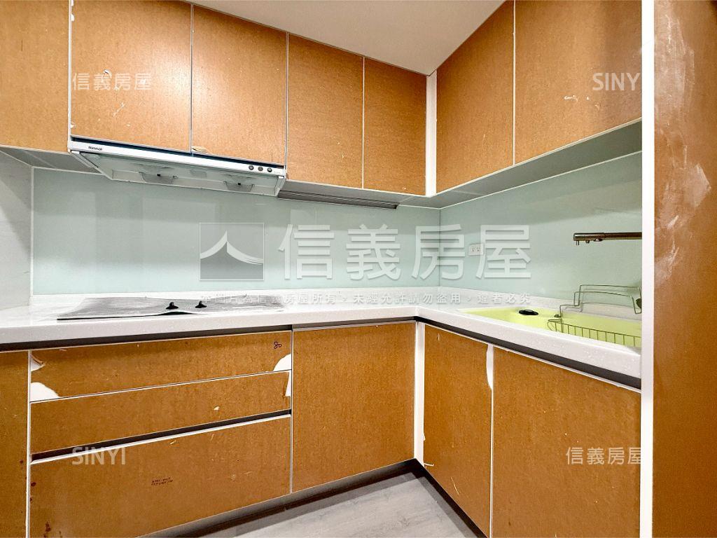 嶄新未住三房平面車位房屋室內格局與周邊環境