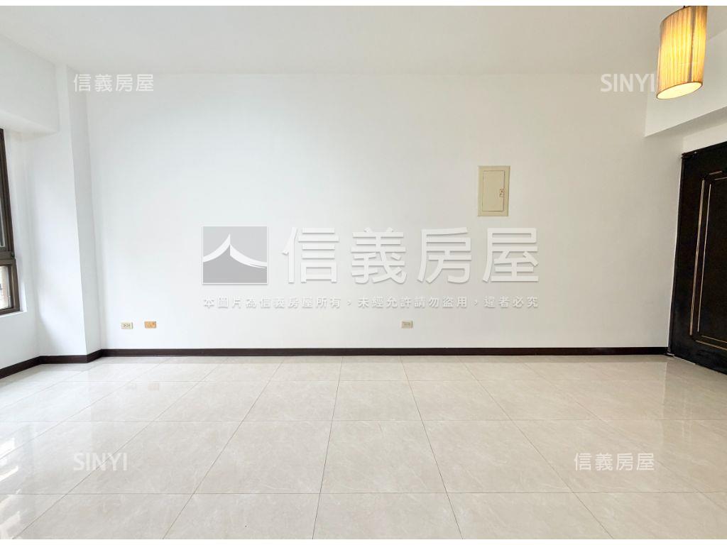 專任近家樂福高樓兩房車位房屋室內格局與周邊環境