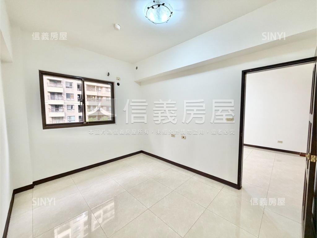 專任近家樂福高樓兩房車位房屋室內格局與周邊環境