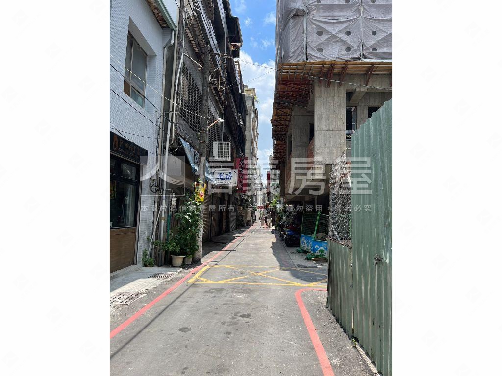 臨８米路大地坪透天房屋室內格局與周邊環境