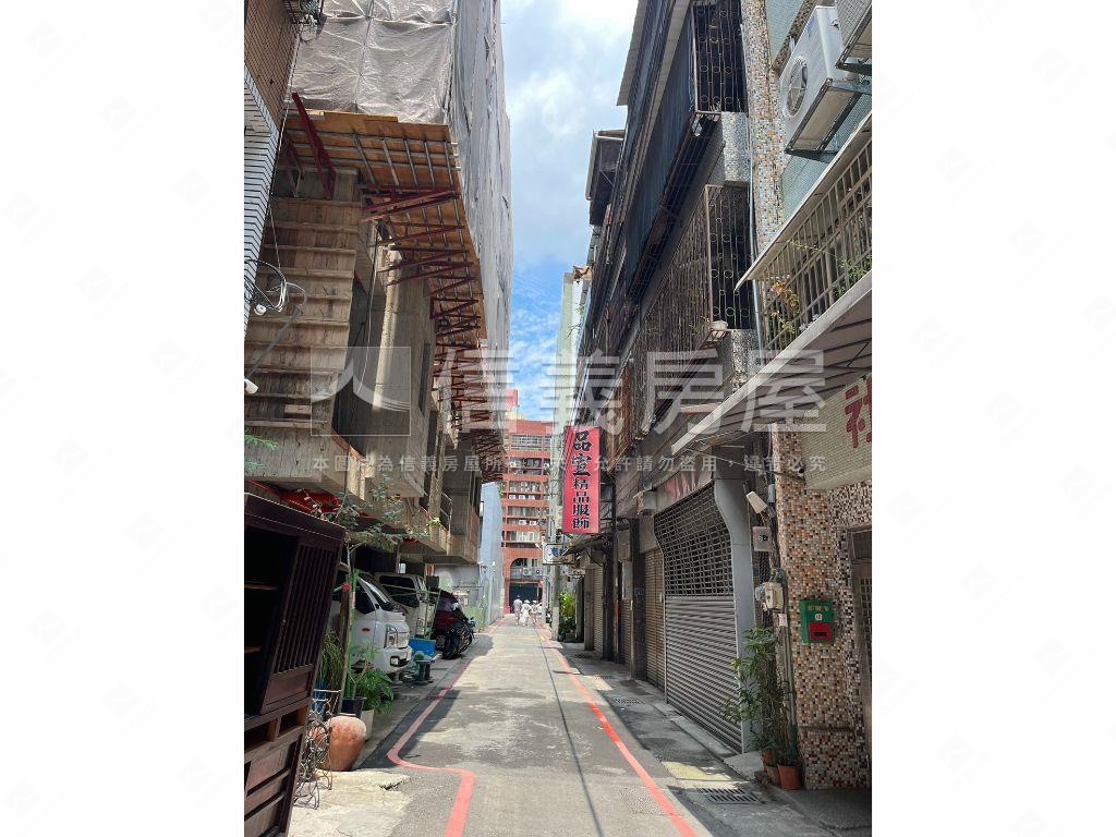 臨８米路大地坪透天房屋室內格局與周邊環境