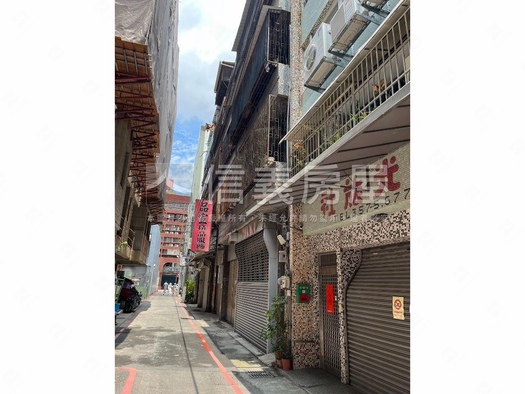 臨８米路大地坪透天房屋室內格局與周邊環境
