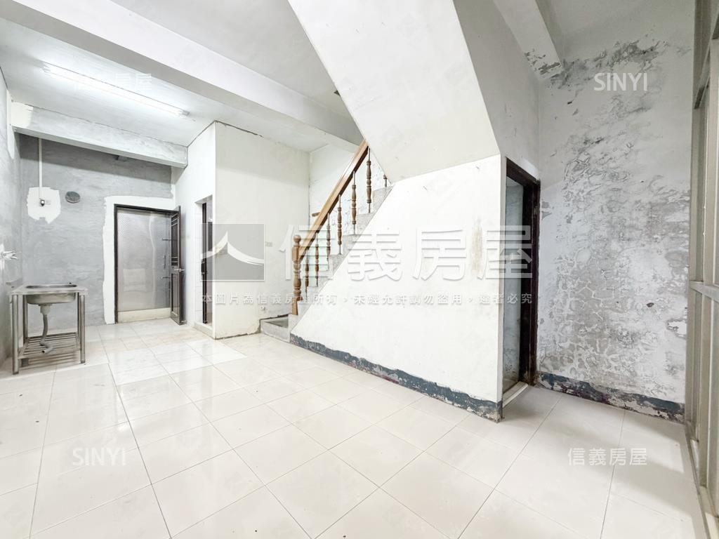 鼎山商圈．小邊間車庫透天房屋室內格局與周邊環境