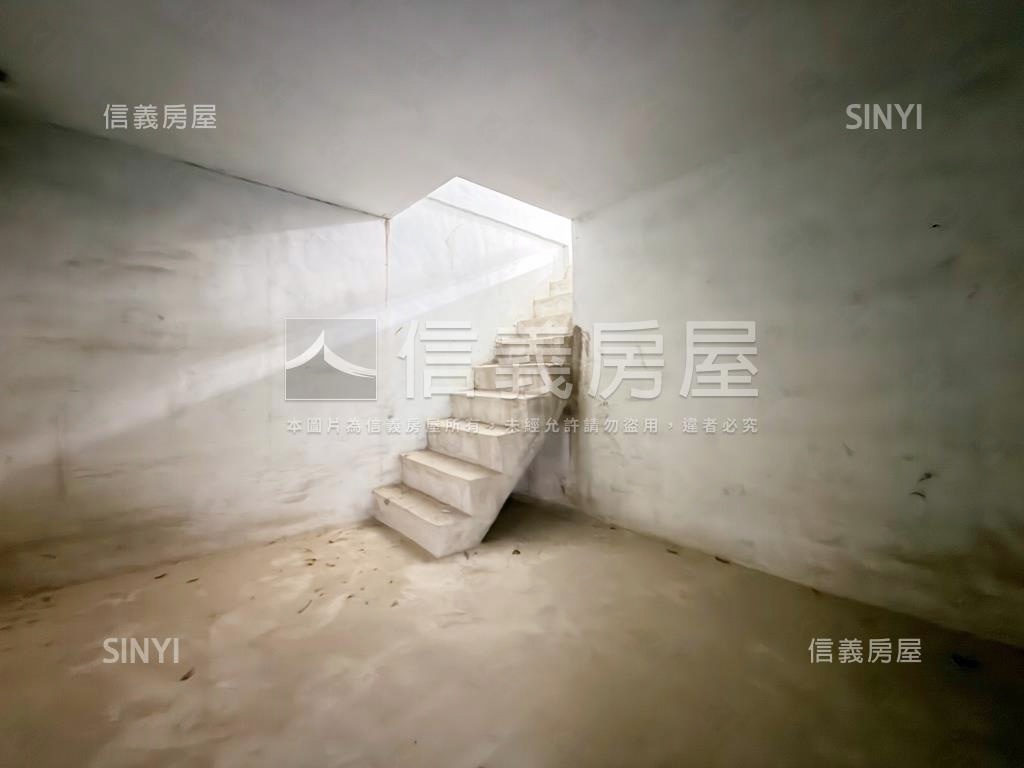 鼎山商圈．小邊間車庫透天房屋室內格局與周邊環境