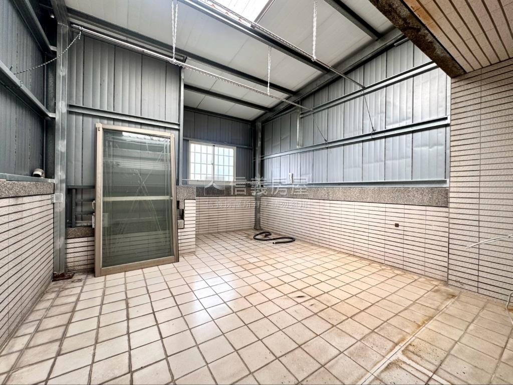 長億震後披星戴月車庫美墅房屋室內格局與周邊環境