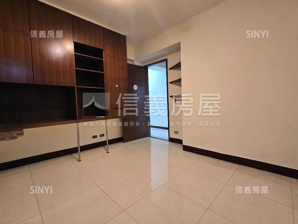 雙捷運一樓方便停車房屋室內格局與周邊環境