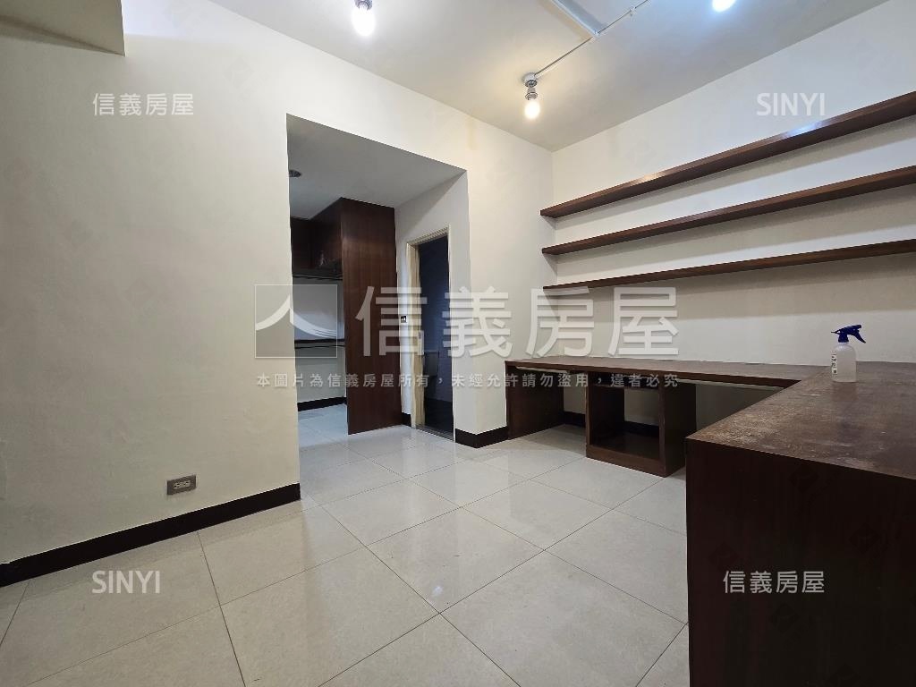 雙捷運一樓方便停車房屋室內格局與周邊環境