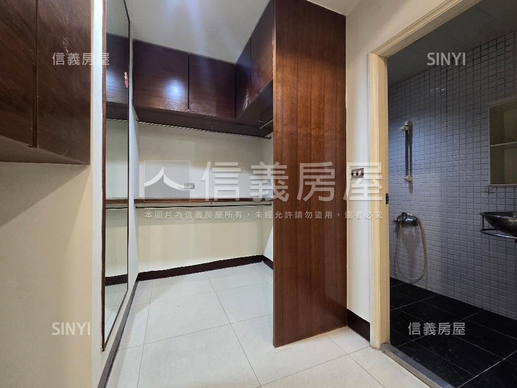 雙捷運一樓方便停車房屋室內格局與周邊環境