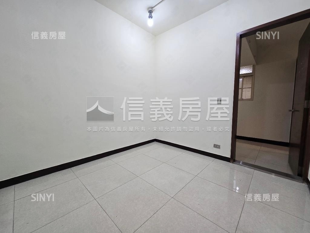 雙捷運一樓方便停車房屋室內格局與周邊環境