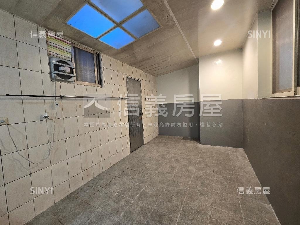 雙捷運一樓方便停車房屋室內格局與周邊環境