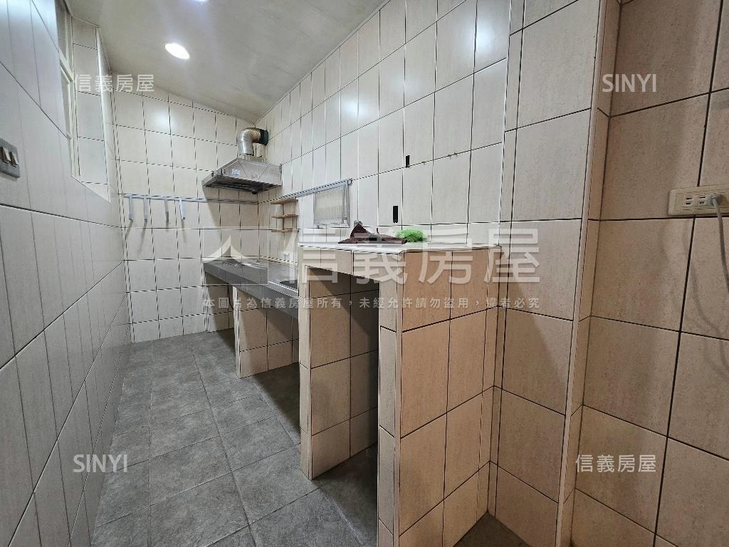 雙捷運一樓方便停車房屋室內格局與周邊環境