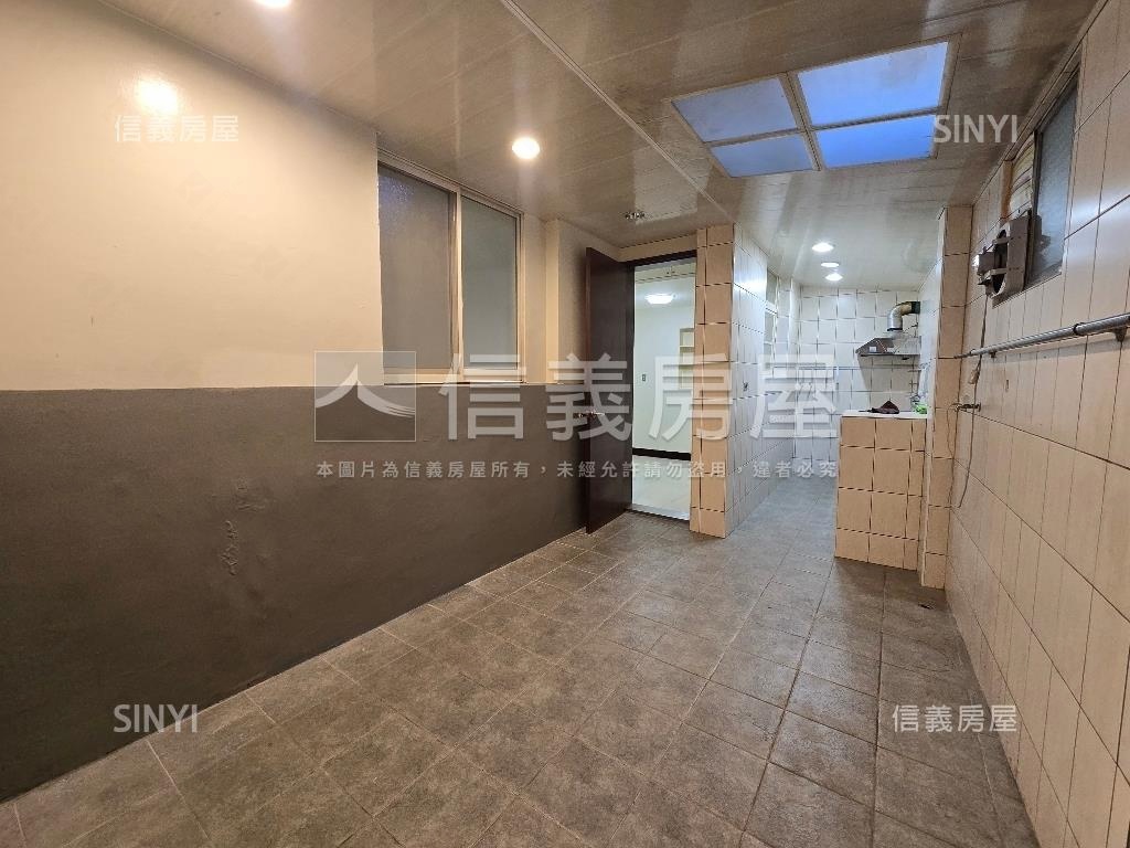 雙捷運一樓方便停車房屋室內格局與周邊環境