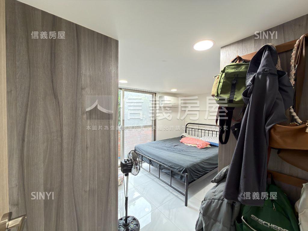 摩登都市小木屋露臺大戶房屋室內格局與周邊環境