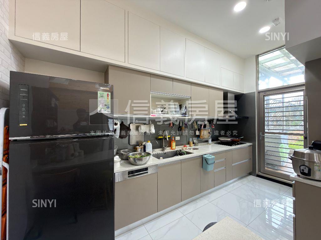 摩登都市小木屋露臺大戶房屋室內格局與周邊環境