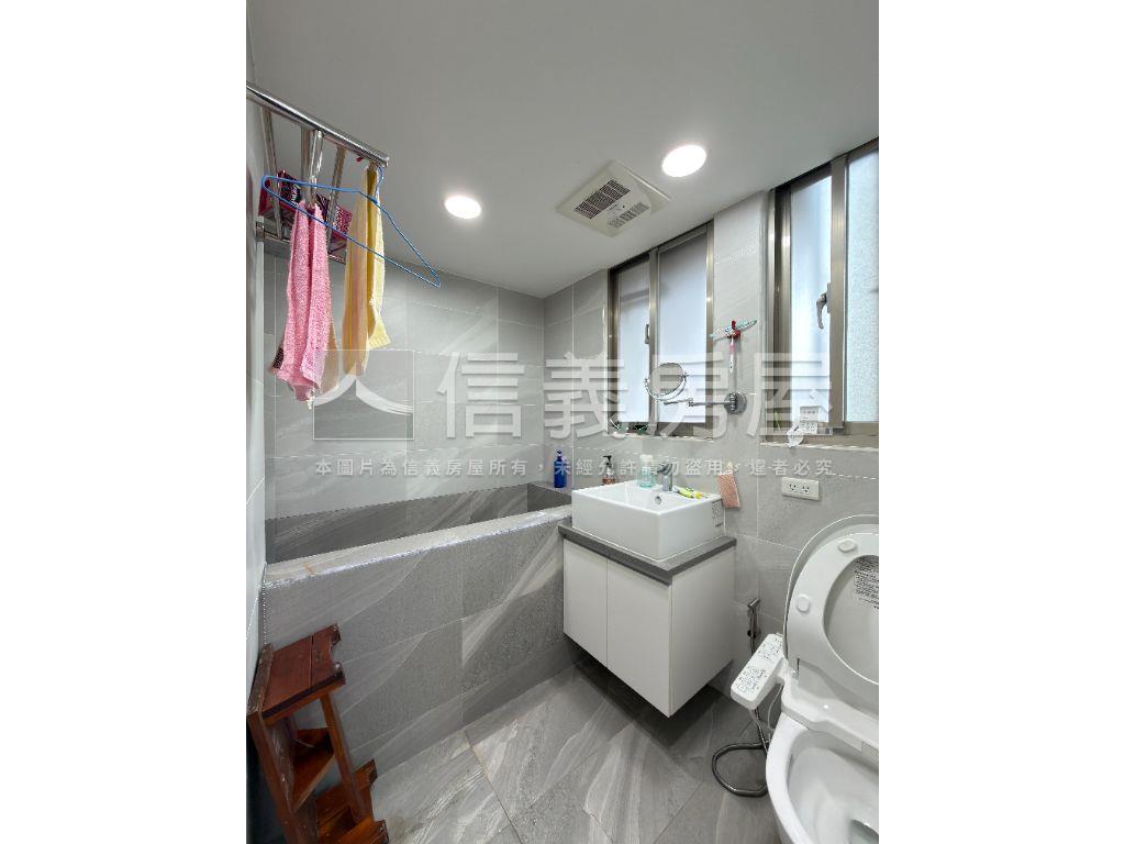摩登都市小木屋露臺大戶房屋室內格局與周邊環境