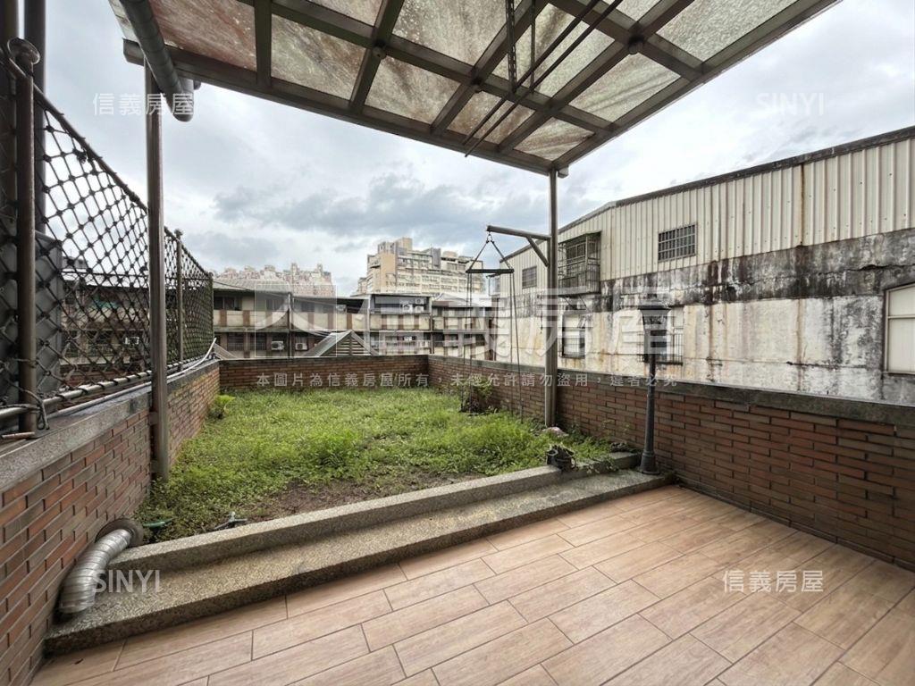 摩登都市小木屋露臺大戶房屋室內格局與周邊環境