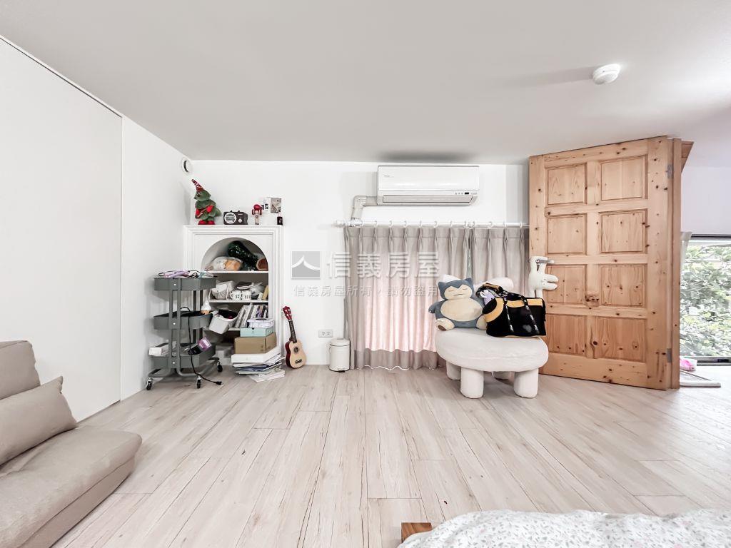 摩登都市小木屋露臺大戶房屋室內格局與周邊環境