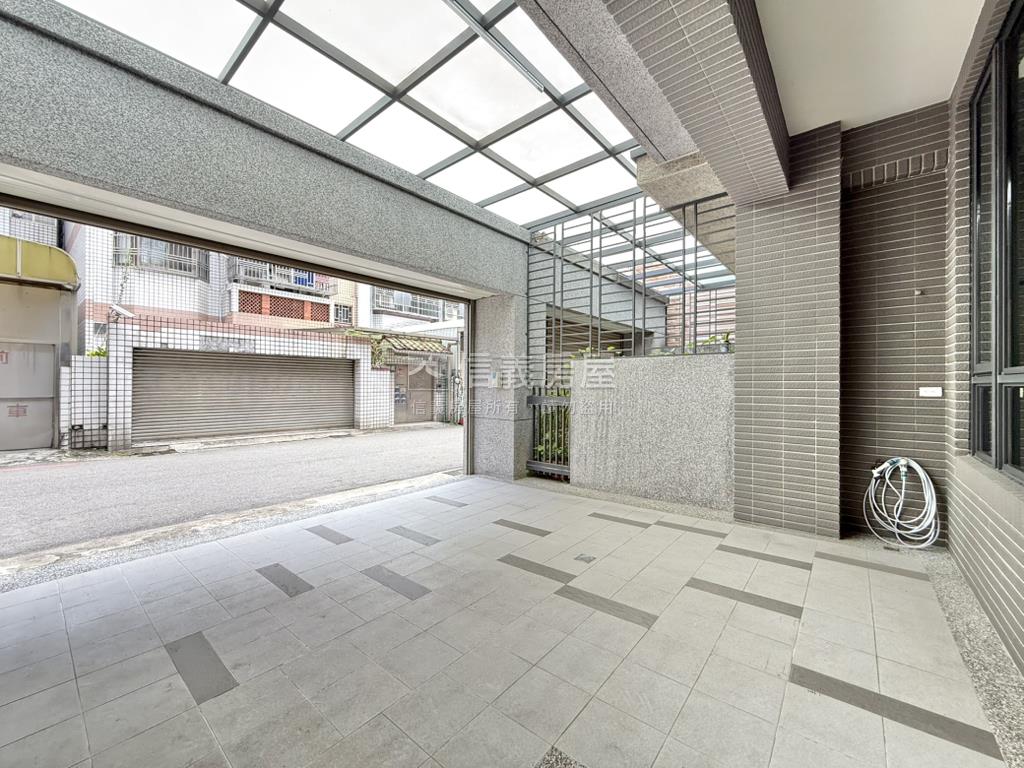 近水湳經貿大面寬別墅房屋室內格局與周邊環境