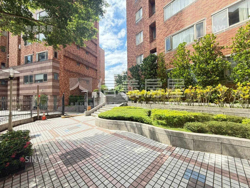 湖適套房＋１４個平面車位房屋室內格局與周邊環境