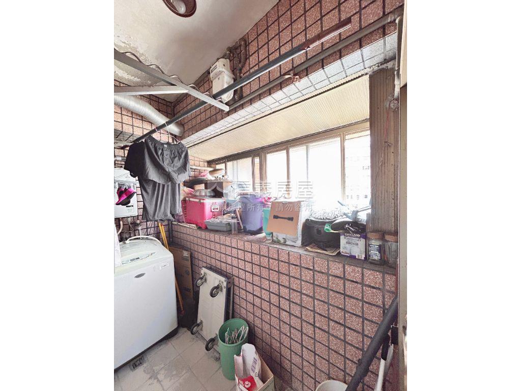 專任高樓邊間兩房車位房屋室內格局與周邊環境