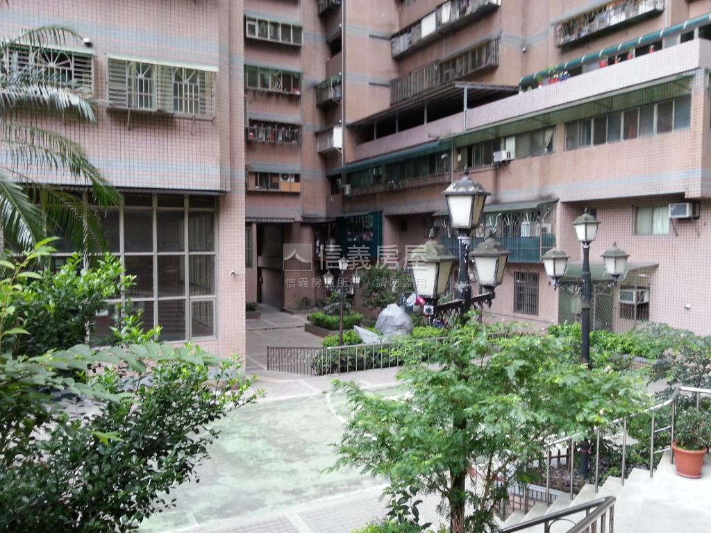 專任高樓邊間兩房車位房屋室內格局與周邊環境