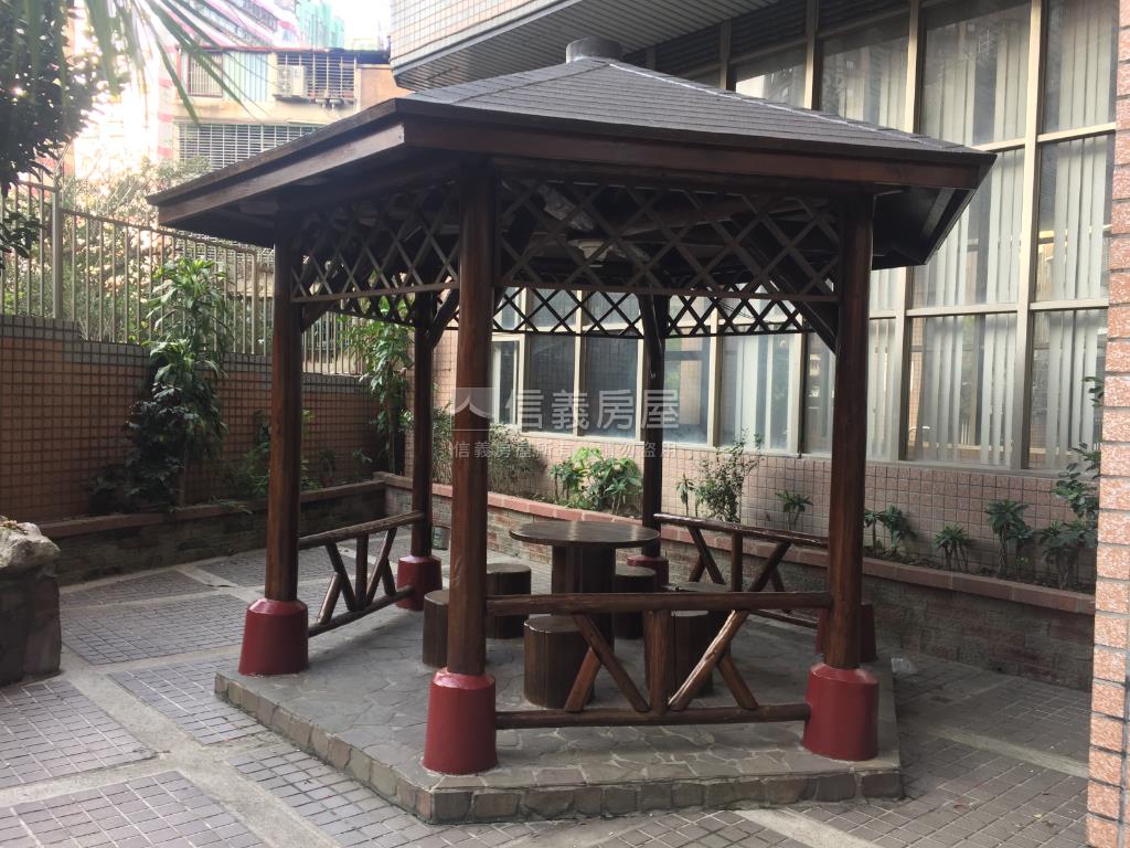 專任高樓邊間兩房車位房屋室內格局與周邊環境