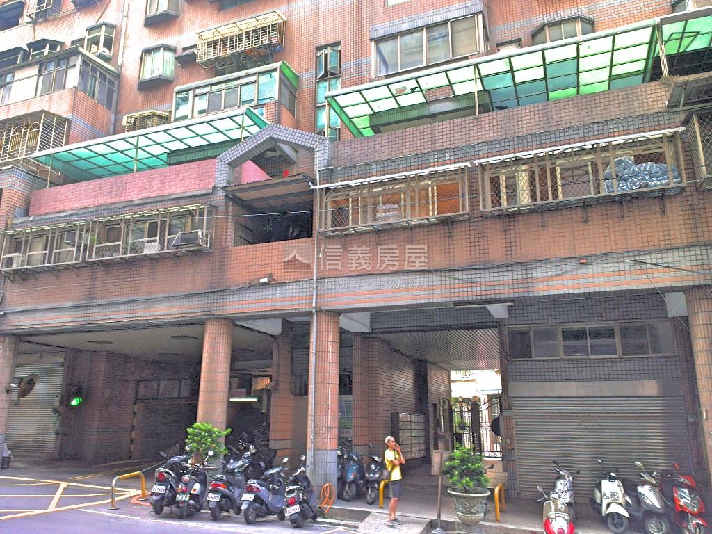專任高樓邊間兩房車位房屋室內格局與周邊環境
