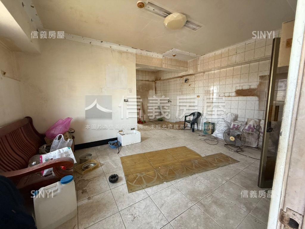 漁會旁需整理採光兩房房屋室內格局與周邊環境