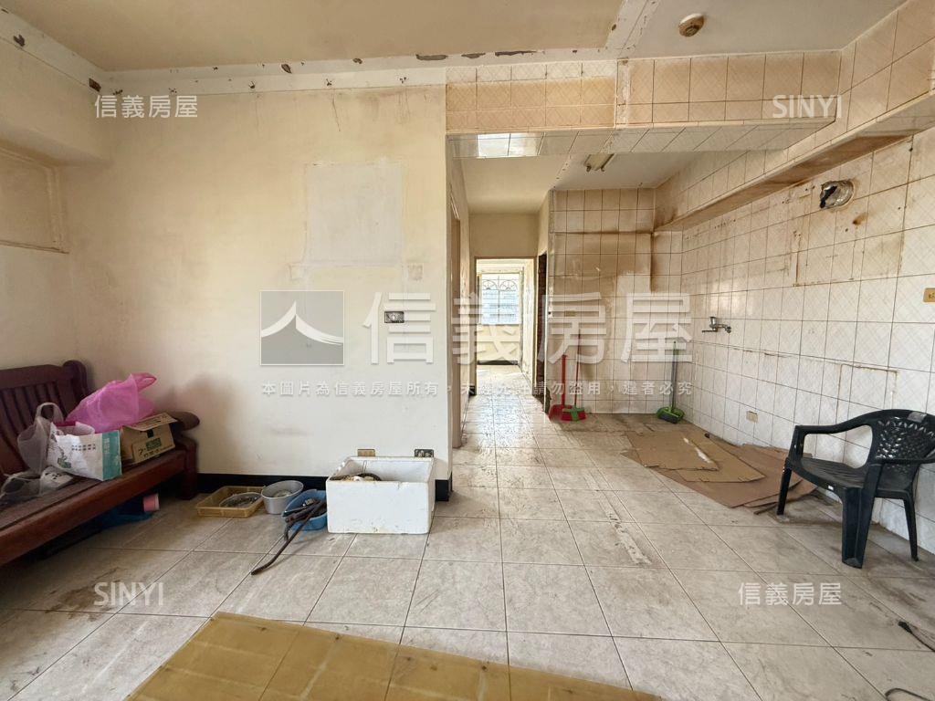 漁會旁需整理採光兩房房屋室內格局與周邊環境