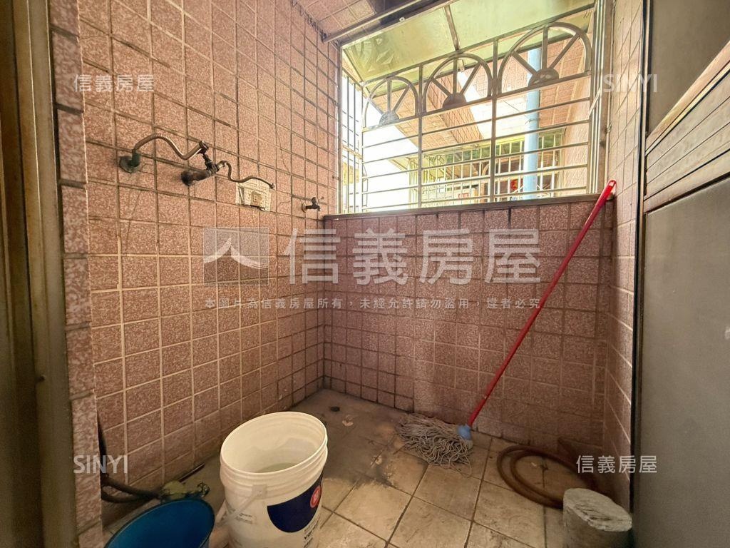 漁會旁需整理採光兩房房屋室內格局與周邊環境