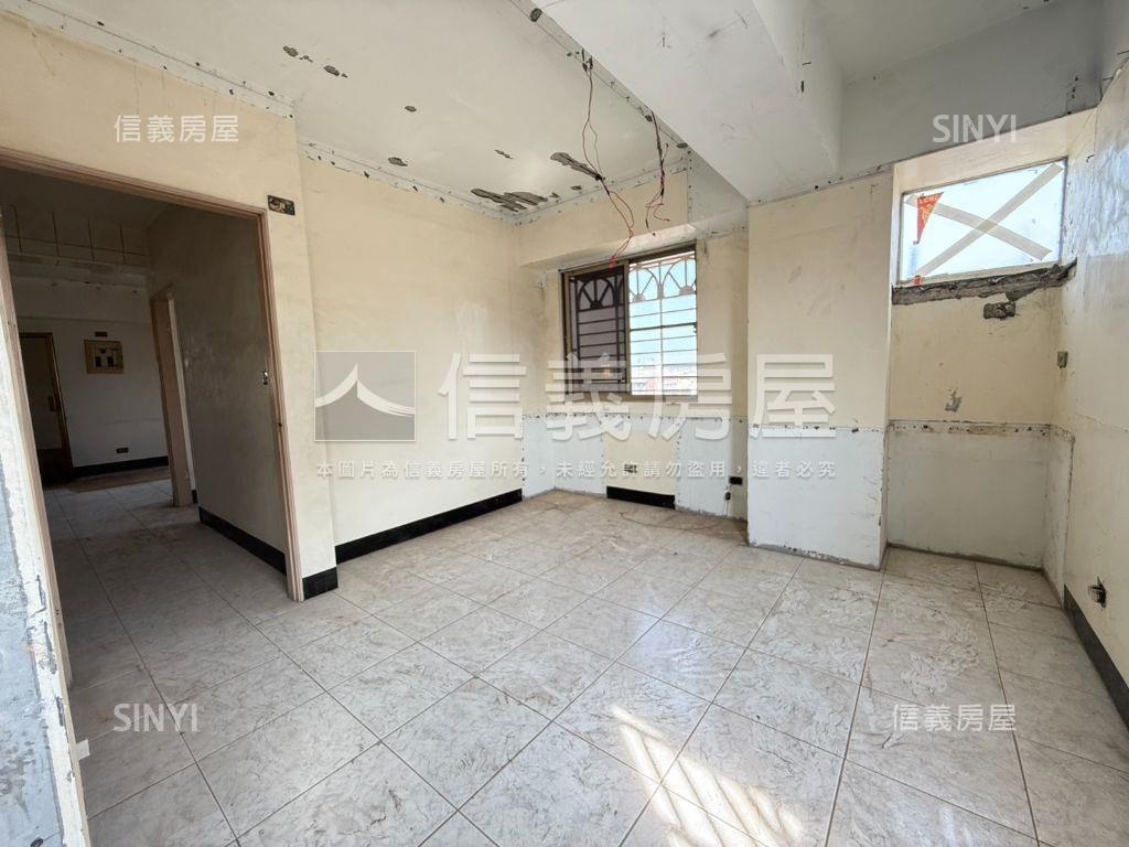 漁會旁需整理採光兩房房屋室內格局與周邊環境