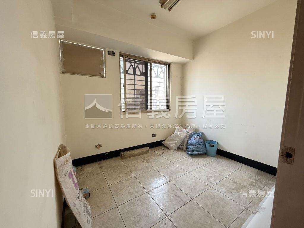 漁會旁需整理採光兩房房屋室內格局與周邊環境