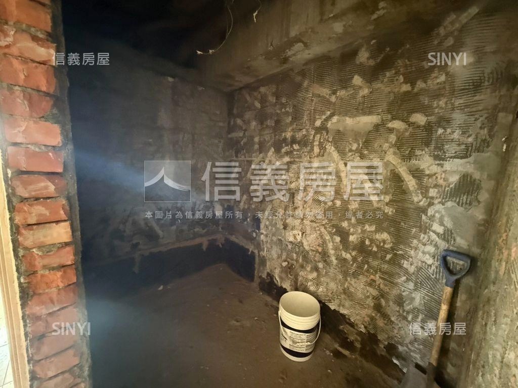 漁會旁需整理採光兩房房屋室內格局與周邊環境