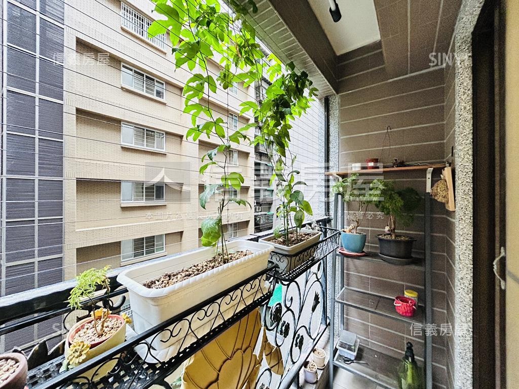 專任品悅豪邸。臻藏兩房房屋室內格局與周邊環境